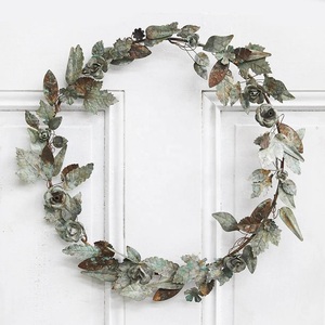 Guirlande arrondie en métal faite à la main avec finition argentée Couronne de luxe pour la maison Guirlande décorative murale de Noël - Product Image 1