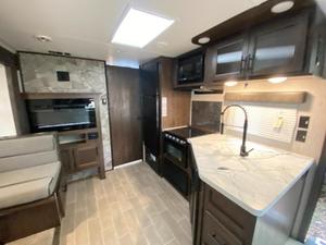 Camping-car d'occasion 2021 F-o-r-e-s-t R-i-v-e-r RV C-h-e-r-o-k-e-e G-r-e-y W-o-l-f 23MK prêt à la vente - Product Image 6