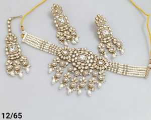 Collier ras du cou indien avec boucles d'oreilles et Mangtika pour femme Design de fleurs superbe zircon cubique fabriqué à la main - Product Image 4