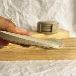 Sous-verres ronds en béton avec support, ensemble de sous-verres en ciment faits à la main, décoration de table minimaliste moderne - Product Image 2