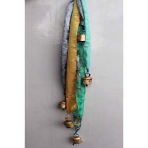 Clochettes suspendues bohèmes en soie de sari recyclée, faites à la main, 82 cm, avec design bohème, pour décoration intérieure/extérieure, patio, avec corde - Product Image 1