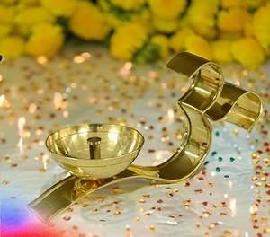 Diya en laiton fait main en forme de svastika pour la Pooja, idéal pour les articles de Pooja, nouvelle collection, décoration de la maison et du Mandir hindou. - Product Image 5
