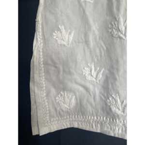 Traje de Baño Floral Empress, Blanco sobre Blanco, Bordado con Botones, Diseño Elegante y Femenino - Product Image 3