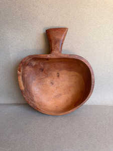 Tazón de madera tallado a mano tradicional con asa que resalta la artesanía popular, textura natural, decoración rústica para la cocina, comedor del hogar - Product Image 2