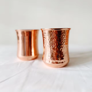 Juego de 2 Vasos de Vidrio con Tapa, Acabado Martillado Dorado Ecológico, 99% Cobre, para Beber Agua, Uso en el Hogar, Hotel, Restaurante - Product Image 1