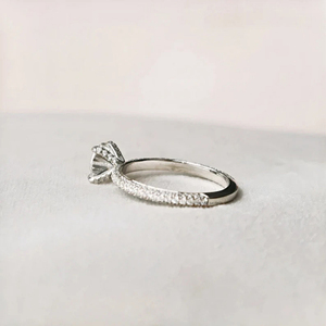 Bague solitaire Moissanite classique de 7.5mm avec pierre ronde taillée brillante et conception de mariée micro-pavé à trois rangées pour cadeau de mariage - Product Image 2