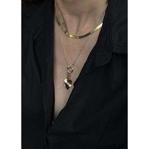 Collier élégant avec pendentif cœur côtelé en diamant et détails de diamants complexes - Product Image 6