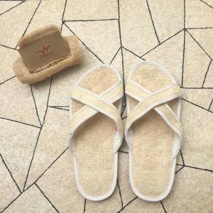 Loofah écologique de Blue Lotus Farm pour une semelle extérieure en plastique légère, respirante, imperméable et facile à nettoyer, et une semelle intérieure en tissu. - Product Image 5