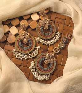 Boucles d'oreilles de mariage traditionnelles, ensembles de bijoux fantaisie, boucles d'oreilles Jhumki faites à la main pour femmes, bijoux fantaisie à vendre - Product Image 2