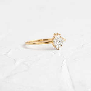 Anillo de Compromiso de Plata 925 con Diamante Moissanite VVS1 Elegante y Lujoso, Corte Ovalado - Product Image 3