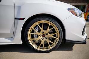 W-RX Limited 4 portes berline AWD d'occasion en bon état, intérieur propre - Product Image 4