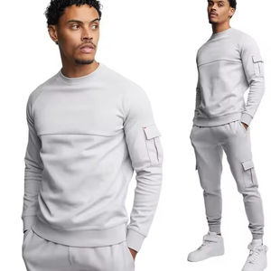 OEM Trending Fashion Factory Rate Logotipo personalizado Moda Sólido Pullover Sweatsuit Mens Training Cargo Chándal con bolsillo - Product Image 4