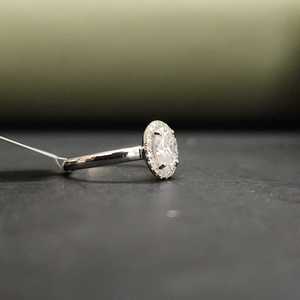 แหวนหมั้นมอยส์ซาไนต์ทรงรีสุดหรูทันสมัย ชุบทอง 14K พร้อมใบรับรอง IGI ประดับเพชรแบบ Pave Setting เหมาะสำหรับทุกโอกาส - Product Image 4