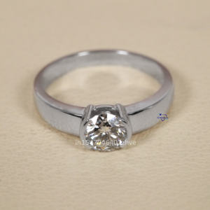 Superbe bague solitaire en or blanc 14 carats incrustée d'un diamant Moissanite éblouissant taille ronde en clarté VVS - Product Image 3