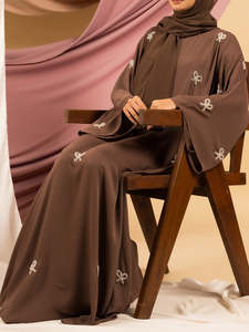 Abaya Bordada Color Marrón Coqueta con Hiyab, Ropa Tradicional Musulmana y Accesorios - Product Image 5