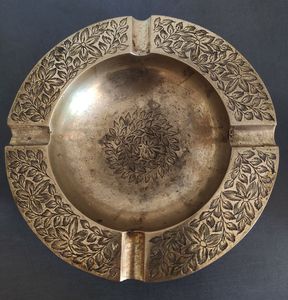 Cendrier en métal avec surface lisse offrant une option de nettoyage facile et une présentation élégante et élégante - Product Image 6