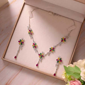 Ensemble de bijoux raffinés Hallmark, plaqué or, acier inoxydable, collier avec pendentif fleur en cristal multicolore, pour les fêtes, pour toutes les occasions - Product Image 1