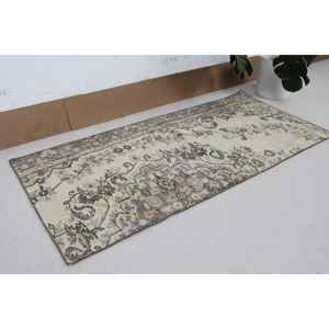 Alfombra Turca Vintage de 2.4x5.1 pies, Alfombra de Lana Gris con Puntos - Product Image 3