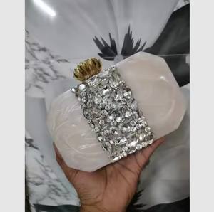 Sac à main ethnique élégant avec des embellissements détaillés conçus pour élever une tenue traditionnelle avec sophistication et charme - Product Image 1