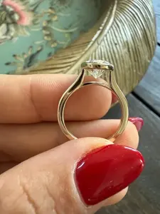 แหวนเพชรทิชยา ไดมอนด์ รับรองโดย IGI น้ำหนัก 4.00 กะรัต รูปทรงวงรี เพชรเพาะเลี้ยงแบบโซลิแทร์ ตัวเรือนทองคำขาว 14K ชุบทองคำเหลือง สไตล์วินเทจ สำหรับผู้หญิง - Product Image 4