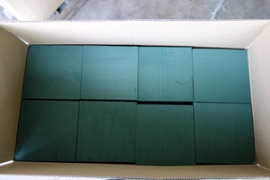 Espuma Floral Húmeda FOREST, Color Verde, Larga Duración, Retiene y Absorbe Agua, Alta Calidad, Apta para Uso con Flores Frescas - Product Image 3