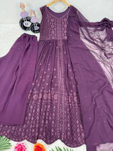 Costume palazzo haut de gamme coupe fantaisie de style bollywood très exigeant en tissu georgette fuax couleur vin avec travail de séquences de chaîne - Product Image 4