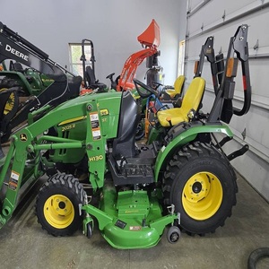 Tracteur agricole John Deere 3032E 30 CV 35 CV à roues, haute productivité, avec chargeurs frontaux compacts et moteur à roulement de type engrenage - Product Image 1