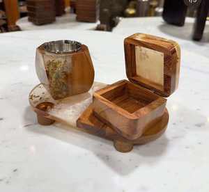 Plateau élégant en résine avec accents dorés, incluant un brûleur d'encens Bakhoor arabe haut de gamme, des pinces et un pot de rangement élégant pour usage religieux - Product Image 6