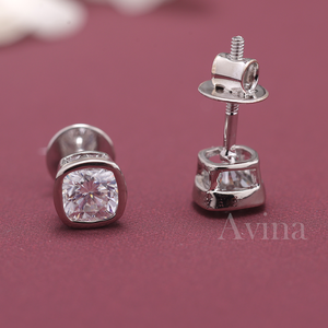 Boucles d'oreilles clous en or 18 carats avec diamant solitaire taille coussin certifié IGI, cultivé en laboratoire - Product Image 3