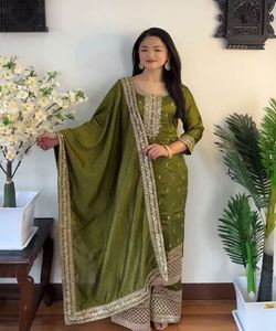 Le festival d'embellissements de perles porte un saree en organza avec des motifs floraux et des bordures de perles pour une élégance éthérée. - Product Image 4