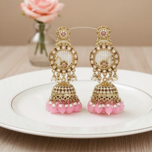 Bijoux ethniques faits à la main - Élégantes boucles d'oreilles fines en or antique pour les mariages, les festivals et les soirées - Product Image 1