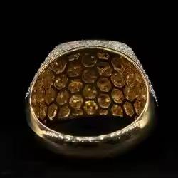 Anillo de compromiso clásico Halo con diamante de corte cojín y piedras laterales para bodas y celebraciones - Product Image 2