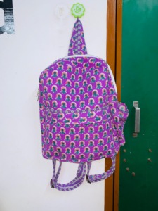 Mochila floral de algodón hecha a mano con estampado de bloque de mano, compañero de viaje elegante y sostenible con función portátil de dos compartimentos - Product Image 4