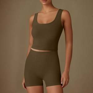 Conjuntos de entrenamiento a juego para mujer, Sujetador deportivo acanalado sin costuras de 2 piezas sólido, camiseta sin mangas corta, pantalones cortos de cintura alta para uso informal en el gimnasio de Yoga - Product Image 1