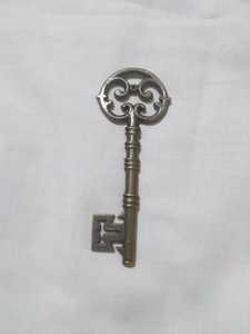 Clé en laiton, 9 pièces, fait à la main avec sculptures majuscules, convient à la décoration de la maison et aux magasins de design d'intérieur - Product Image 4