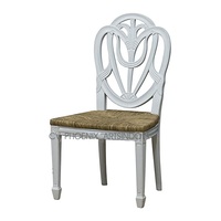 Stilvoller Esszimmerstuhl im traditionellen Design aus Massivholz mit Rattansitz, weiß lackiert, stabil für den Einsatz in Apartments, Villen und Hotels.