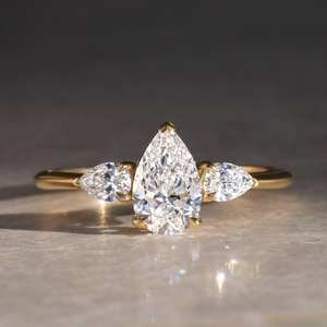 Anillo de compromiso de diamante CVD de tres piedras certificado IGI, anillo de diamante cultivado en laboratorio, anillo de boda creado en laboratorio con corte de pera blanca de 2,50 quilates - Product Image 1