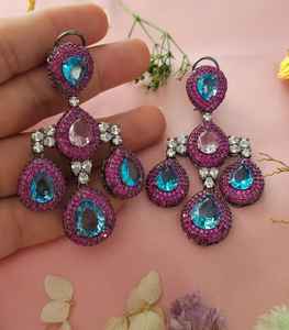 Boucles d'oreilles en CZ de qualité supérieure, beau design tendance, aspect luxueux, idéal pour les soirées, complète les tenues occidentales et ethniques - Product Image 1