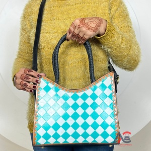 Sac à main bandoulière en cuir artisanal tendance 2025 pour femme, motif à carreaux turquoise et blanc, sacs fourre-tout à bandoulière mode - Product Image 1
