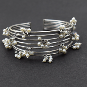 Brazaletes de perlas de latón con apariencia de plata hechos a mano, joyería al por mayor, brazalete de mujer, pulseras ajustables con cuentas blancas, pulseras de perlas - Product Image 2