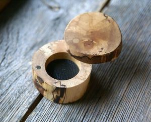 ESO HECHO A MANO NATURAL BODA CAJA DE ANILLO DE MADERA SÓLIDA Compromiso Nogal Madera Boda Pequeño Anillo único Titular Grabado - Product Image 6