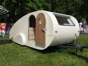 Caravane de camping tout-terrain robuste en aluminium et acier inoxydable, suspension à double amortisseur, construction étanche, qualité supérieure - Product Image 1