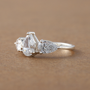 Anillo de compromiso de tres piedras de diamante cultivado en laboratorio de corte de pera personalizado con diamante de corte de pera lateral anillo de regalo de aniversario de oro sólido de 10KT - Product Image 6
