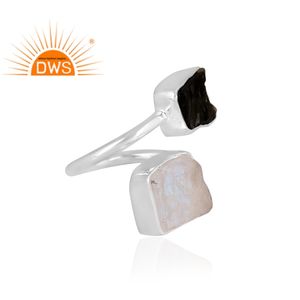 แหวนเงินแท้ดีไซน์ทันสมัยประดับด้วยหินมูนสโตนสีรุ้งธรรมชาติและโมลดาวิท ปรับขนาดได้ ผลิตโดยผู้ผลิตเครื่องประดับตามสั่ง - Product Image 3