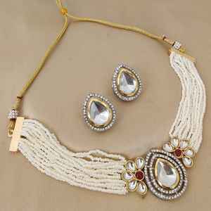 Hermoso collar de gargantillas de diamantes artificiales chapados en oro de calidad premium con hermosos pendientes perfectos para ocasiones festivas - Product Image 2