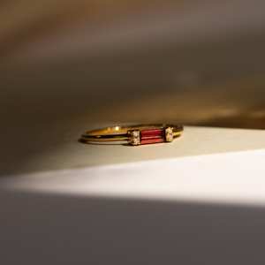 Anillo de Baguette de granate, anillo de compromiso de diamante delicado chapado en oro y plata 925, regalo de joyería de boda para novia - Product Image 1