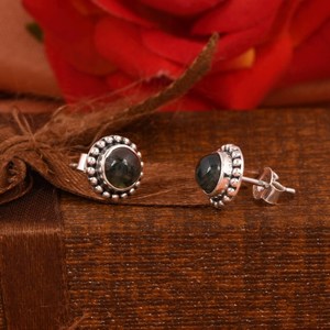 Boucles d'oreilles clous en agate mousse serties clos, en argent vieilli, bijoux de luxe bohèmes avec pierres précieuses pour fêtes et cadeaux - Product Image 2