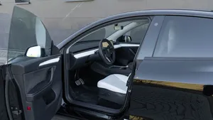 MODEL Y Long Range 2022 d'occasion, faible kilométrage, automatique, toit ouvrant panoramique, feux LED, feux diurnes LED, 6 places, prêt à rouler - Product Image 2