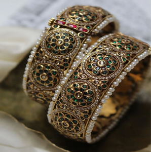 Conjunto de pulseras de latón con cuentas de tres tonos y dijes brillantes en forma de corazón. Disponible a precios de mayoreo. - Product Image 6