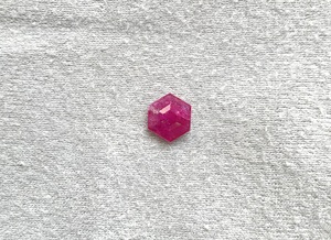 พลอยทับทิมโมซัมบิก 1.81 กะรัต ทรงหกเหลี่ยมเจียระไน สีชมพูเปลี่ยนสี ไม่ผ่านการอบความร้อน คุณภาพสูง สำหรับทำเครื่องประดับอัญมณีธรรมชาติ - Product Image 2